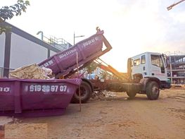 Bellido Obras y Servicios vehículo descargando escombros